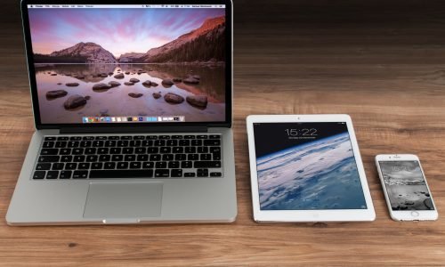 apple iphone smartphone desk 500x300 1